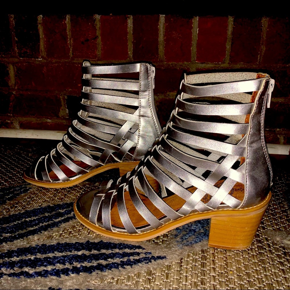 Crown Vintage Silver Sandals 7M used